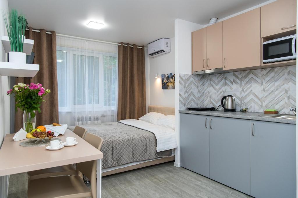 a small apartment with a bed and a kitchen at Апартаменти MYFREEDOM поруч із метро Кловська in Kyiv