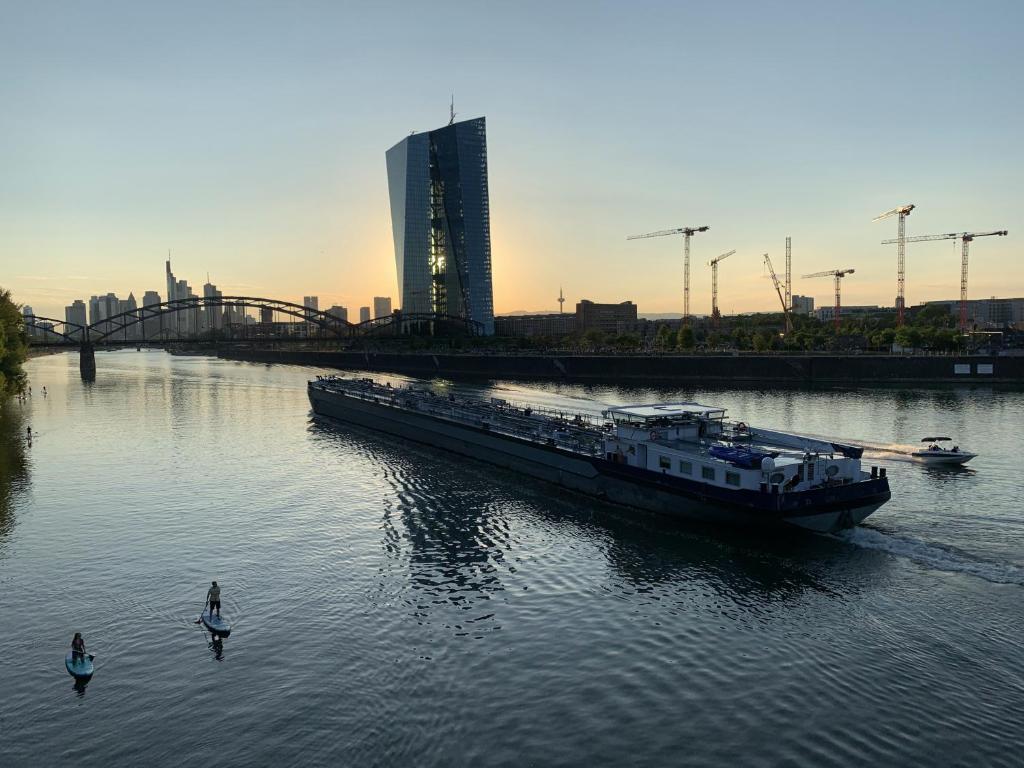 Výhled na řeku, která protéká v blízkosti hotelu