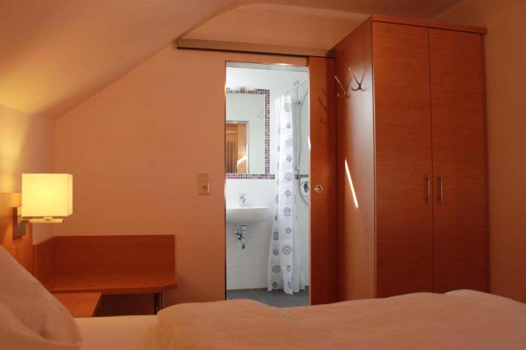Postel nebo postele na pokoji v ubytování Hotel Hübler