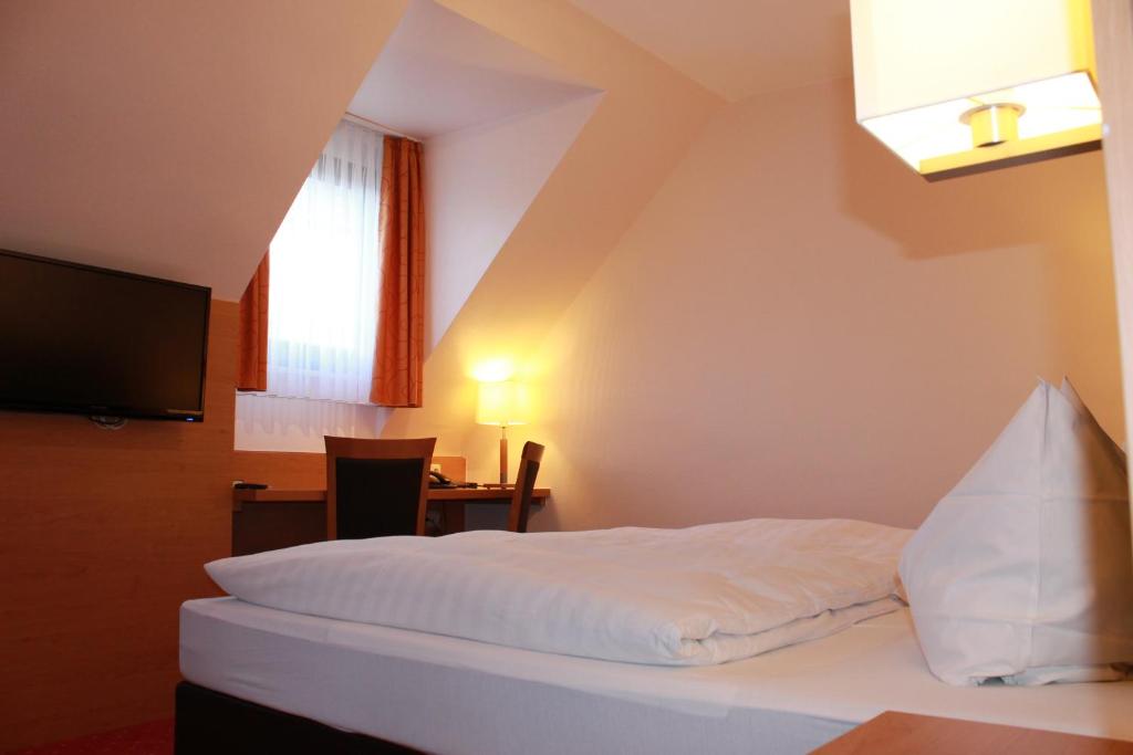 Postel nebo postele na pokoji v ubytování Hotel Hübler