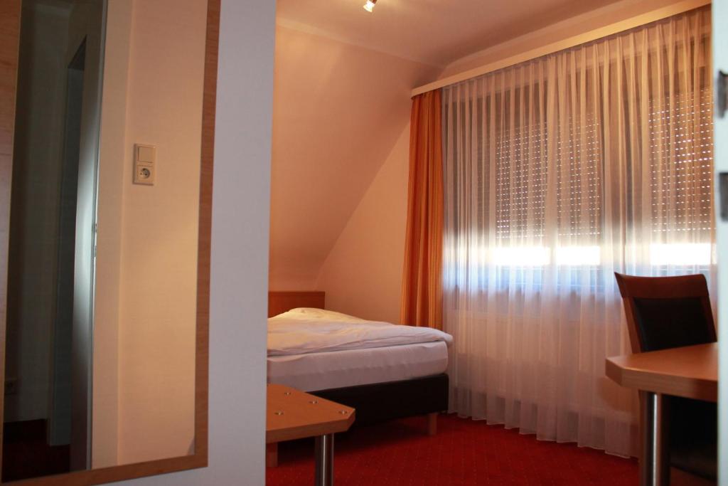 Postel nebo postele na pokoji v ubytování Hotel Hübler