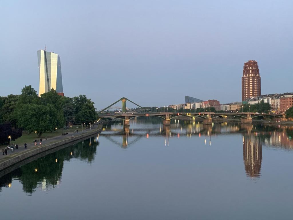 Výhled na řeku, která protéká v blízkosti hotelu