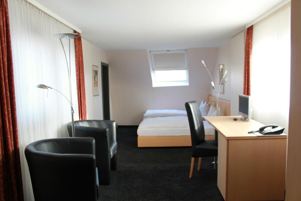 Postel nebo postele na pokoji v ubytování Hotel Hübler