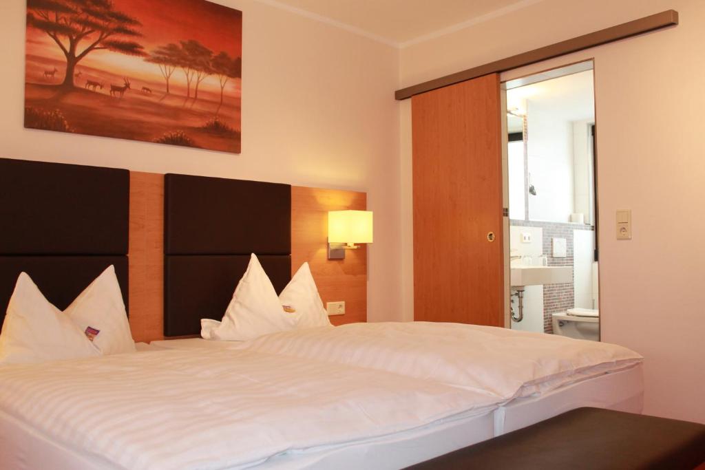 Postel nebo postele na pokoji v ubytování Hotel Hübler
