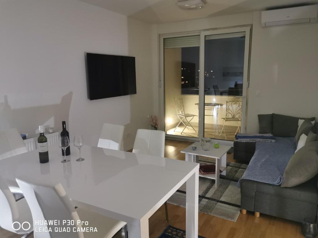 TV a/nebo společenská místnost v ubytování CITY CENTER PEARL #new#free reserved parking in garage elevator direct access#business and pleasure#city view&balcony&sunny&cafes&markets&tram#city center#working room#2 toliets#2 bedrooms