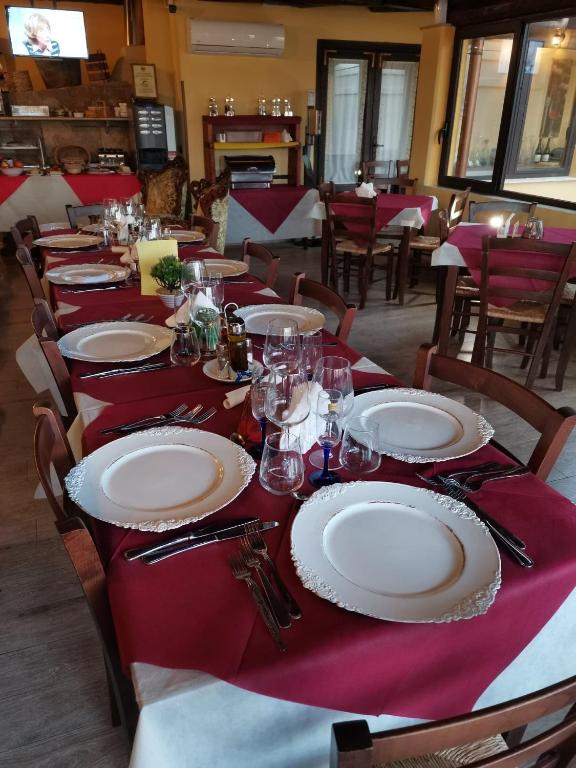 Reštaurácia alebo iné gastronomické zariadenie v ubytovaní Fratelli Clemente Spa and Hotel