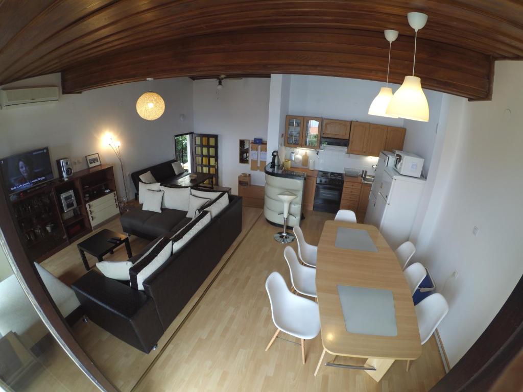 einen Blick über ein Wohnzimmer und ein Esszimmer in der Unterkunft Dramalj apartman 4+1 in Dramalj