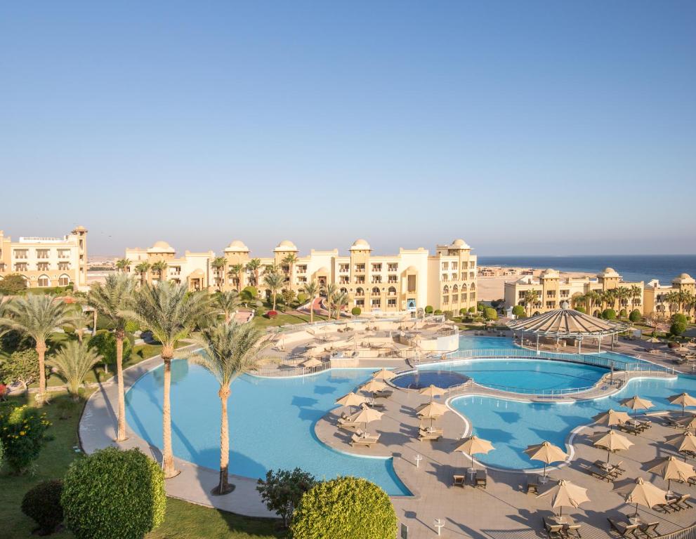 einen Luftblick auf ein Resort mit einem Pool in der Unterkunft Serenity Makadi Beach in Hurghada