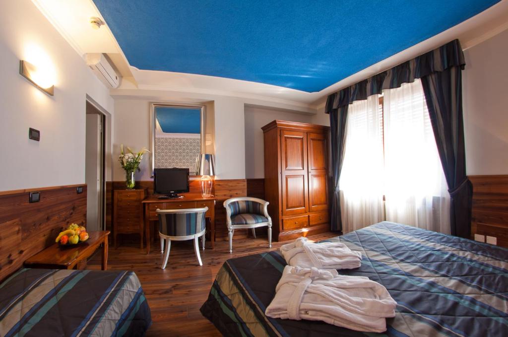 Hotel Cles - Deluxe Triple Room