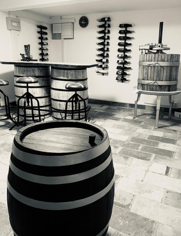 A restaurant or other place to eat at REnthouse - Ferienhaus am Weinberg