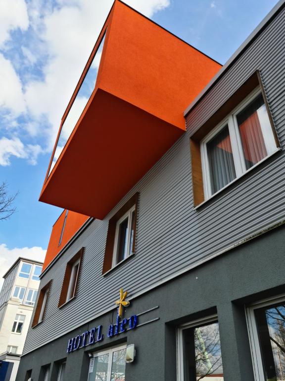 ein Gebäude mit einem orangenen Dach darüber in der Unterkunft Hotel Aleo in Bochum