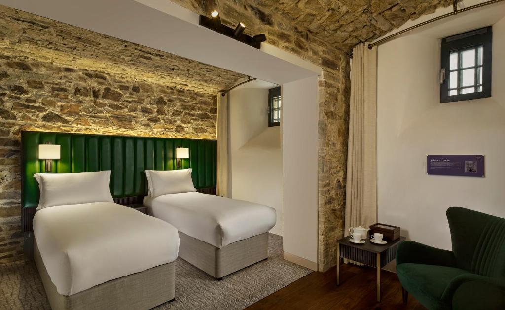 Postel nebo postele na pokoji v ubytování Bodmin Jail Hotel