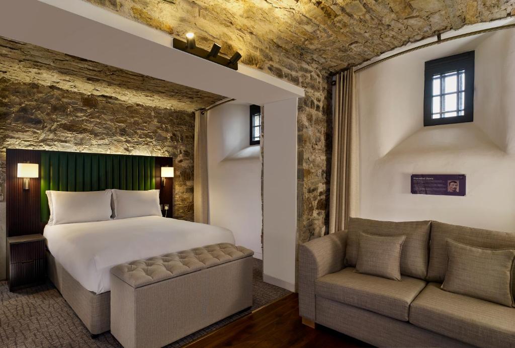 Postel nebo postele na pokoji v ubytování Bodmin Jail Hotel