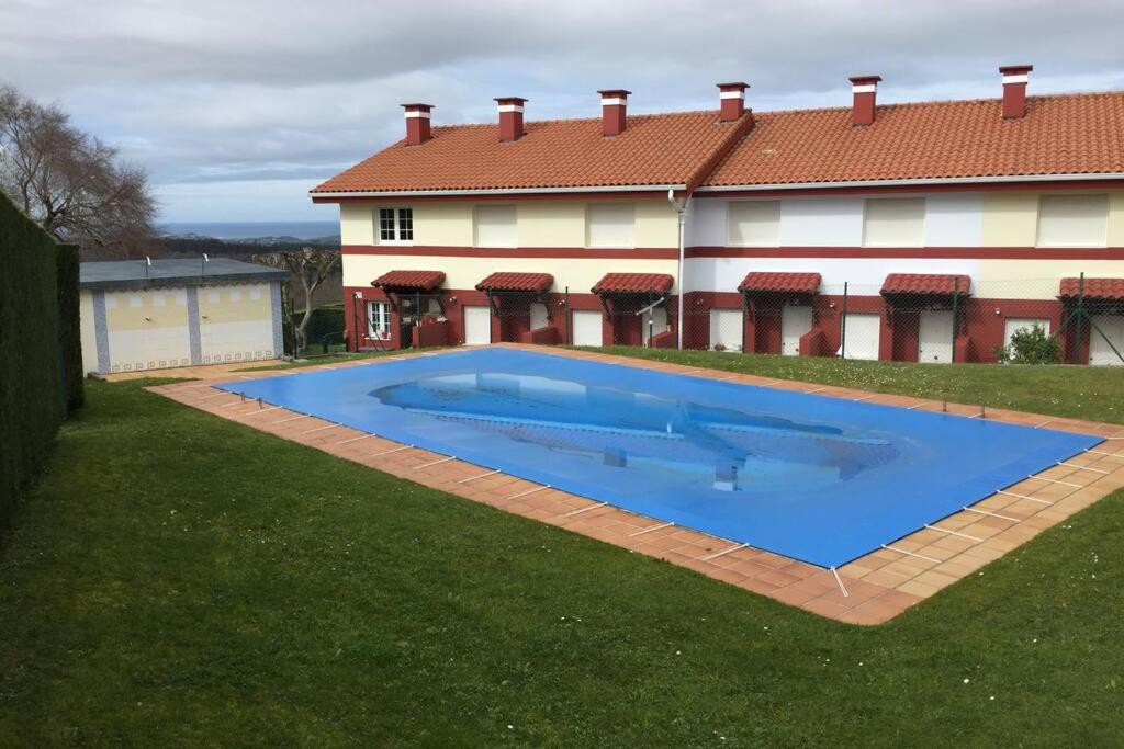 Bazén v ubytování Chalet en el Alto de La Hayuela-Udías nebo v jeho okolí