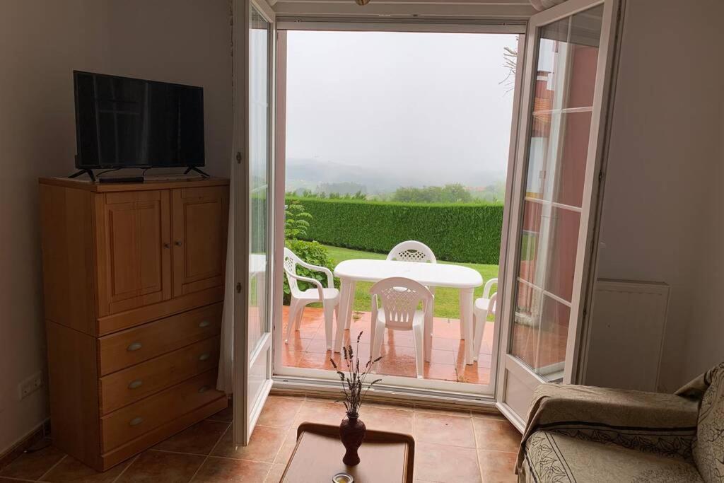 TV a/nebo společenská místnost v ubytování Chalet en el Alto de La Hayuela-Udías