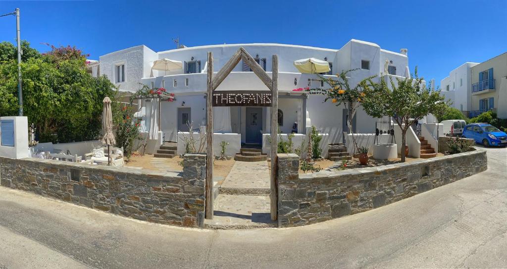 un letrero de la calle frente a un edificio en Theofanis Studios, en Agia Anna de Naxos
