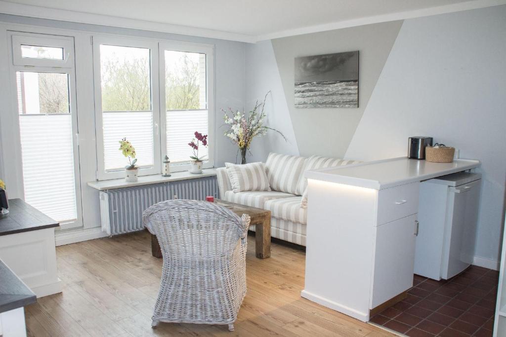 een woonkamer met een bank en een tafel bij Haus-Holstein-Nr-5-App-3 in Westerland