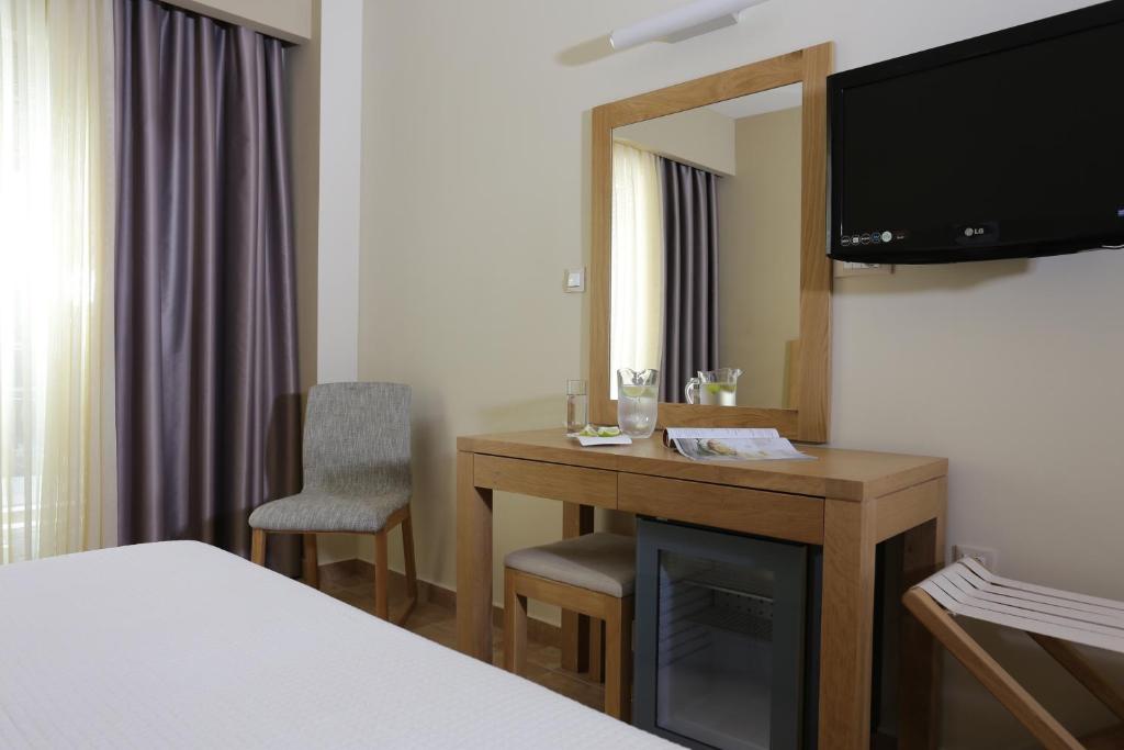 TV a/nebo společenská místnost v ubytování Almira Hotel