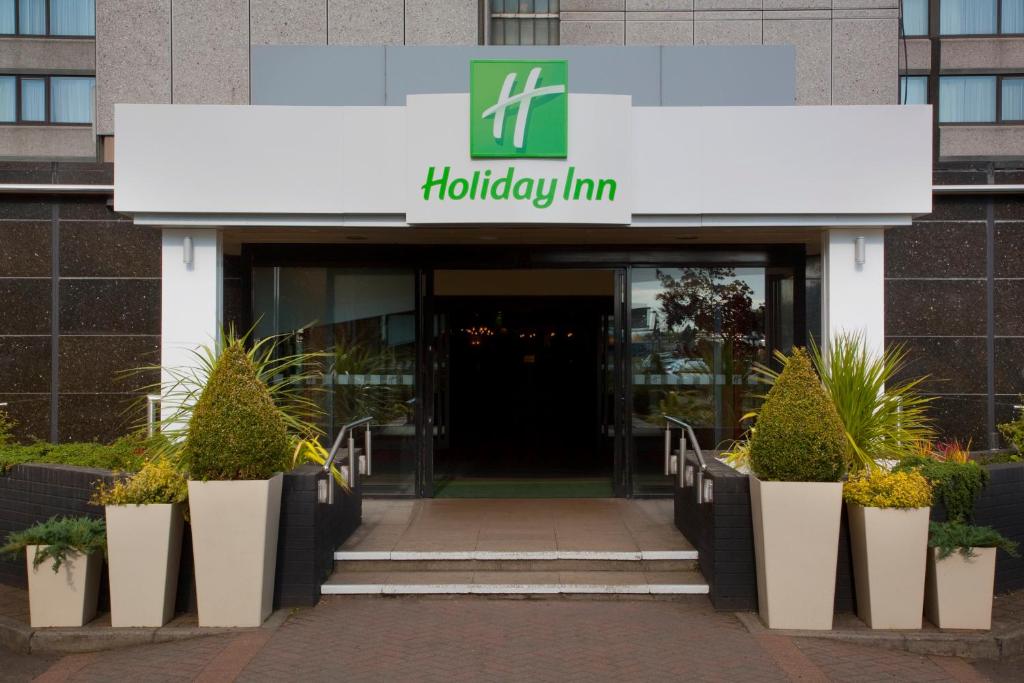 een toegang tot een hoglaby herberggebouw bij Holiday Inn - Glasgow Airport, an IHG Hotel in Paisley