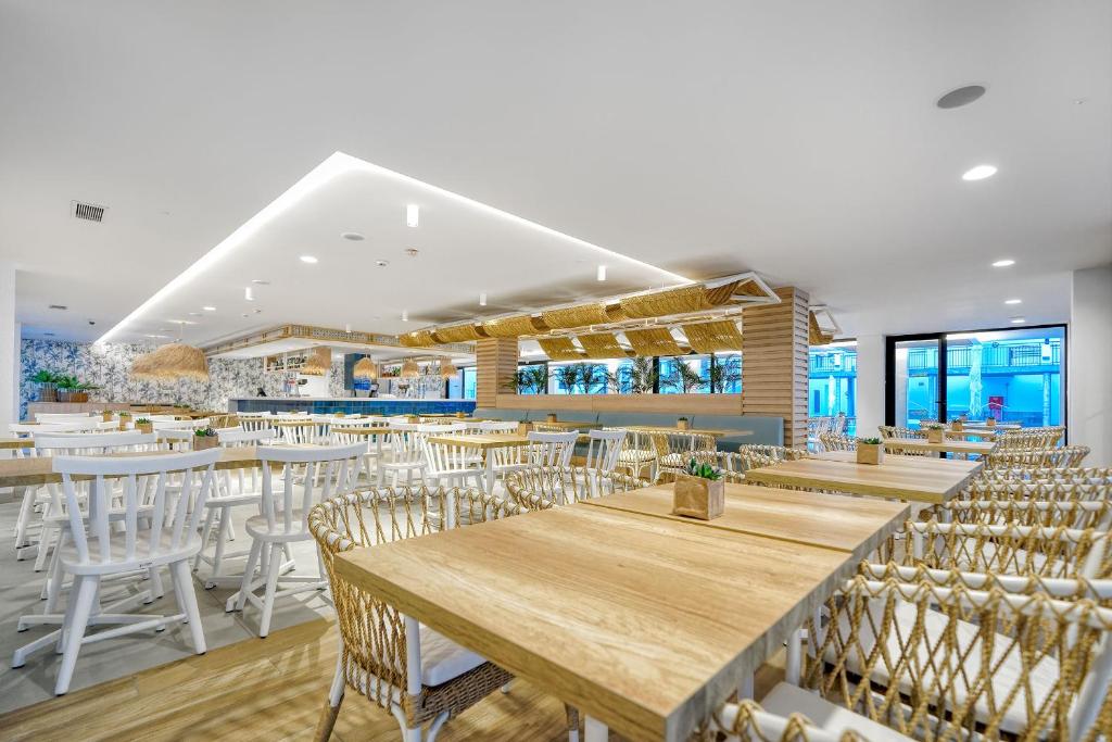 A restaurant or other place to eat at Broncemar Beach Suites