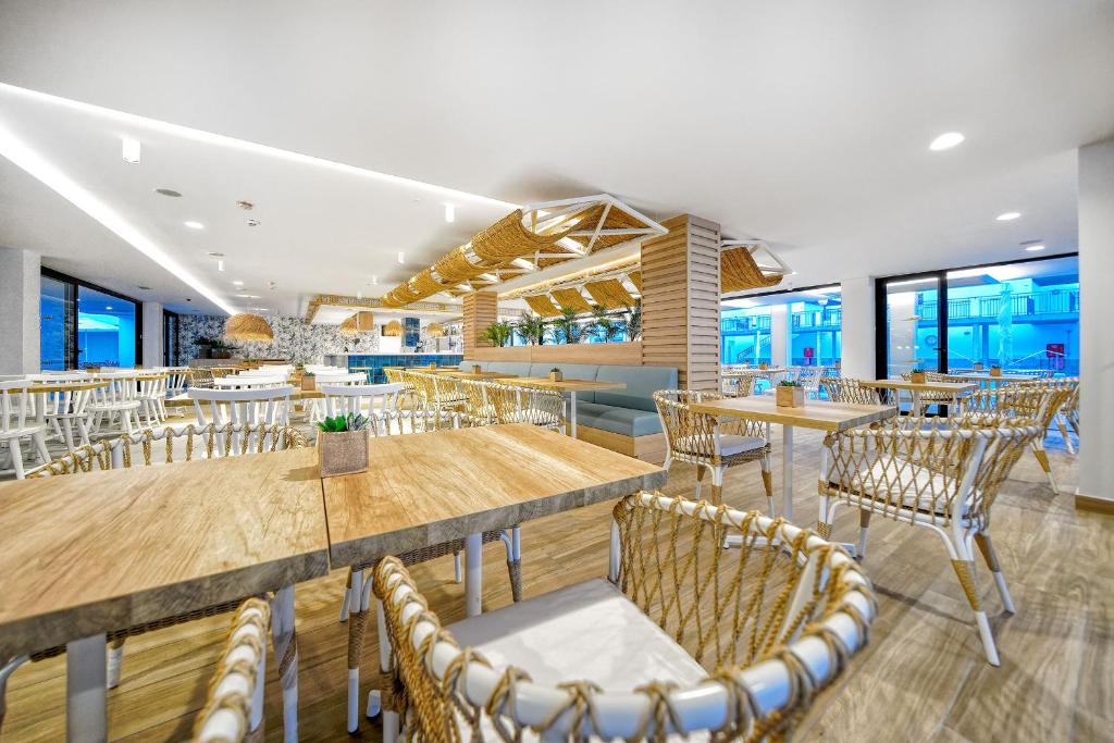 A restaurant or other place to eat at Broncemar Beach Suites