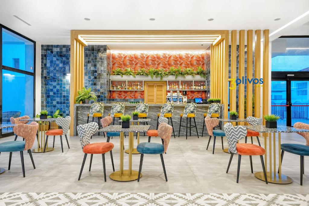 A restaurant or other place to eat at Broncemar Beach Suites