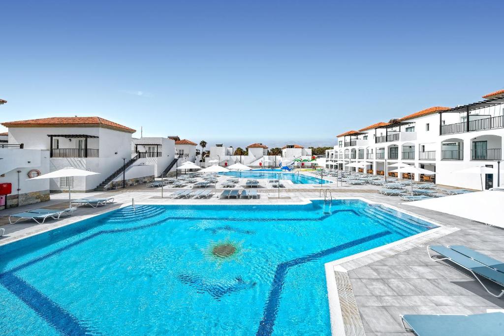 The swimming pool at or close to Broncemar Beach Suites