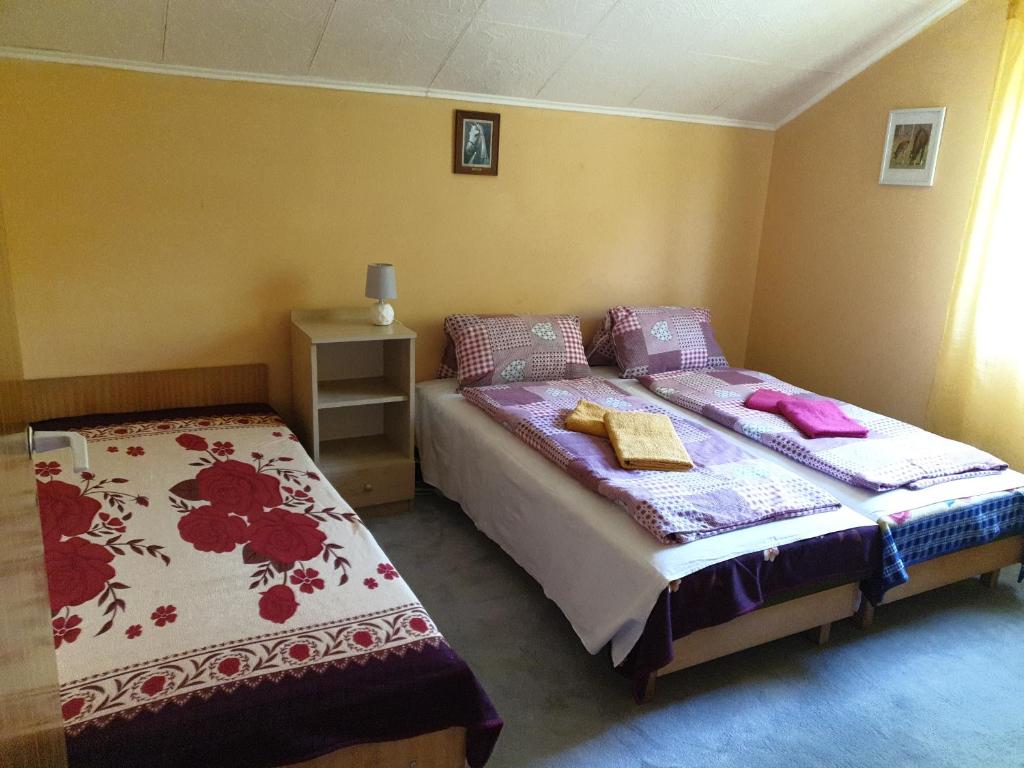 Postel nebo postele na pokoji v ubytování Rába Part Apartman