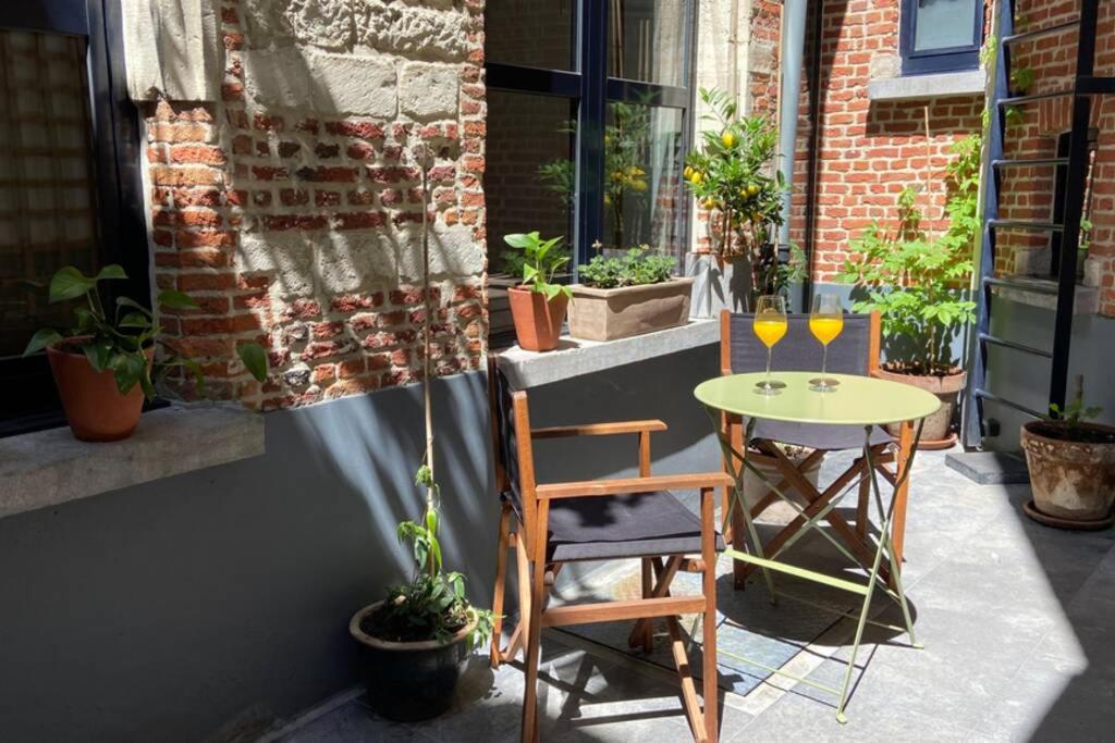 d'une terrasse avec une table, deux chaises et une table. dans l'établissement Duplex in historical centre with private courtyard, à Anvers