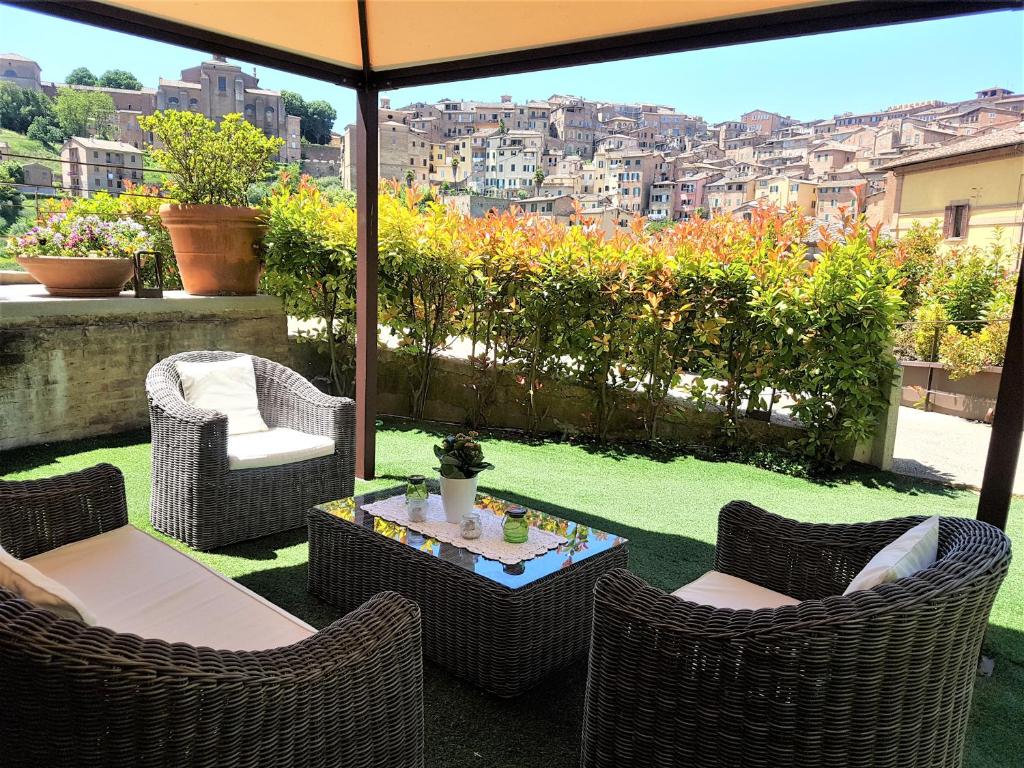 A seating area at Villa del Sole Siena