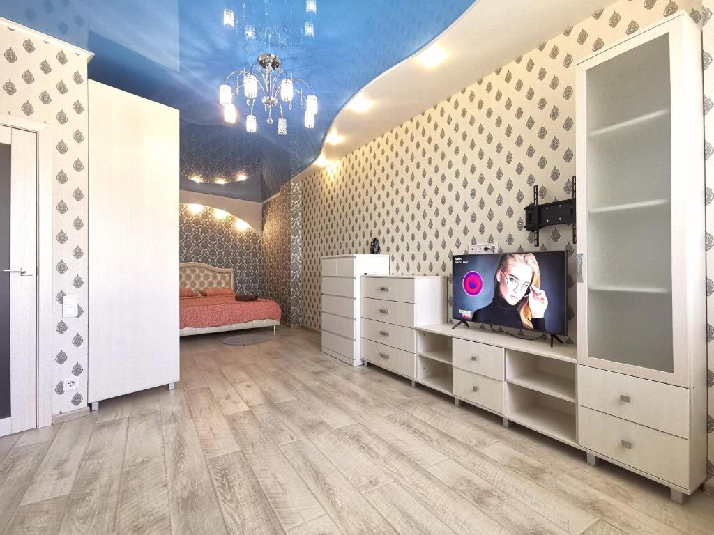 sala de estar con TV y dormitorio en Manufactura luxery apartments en Sumy