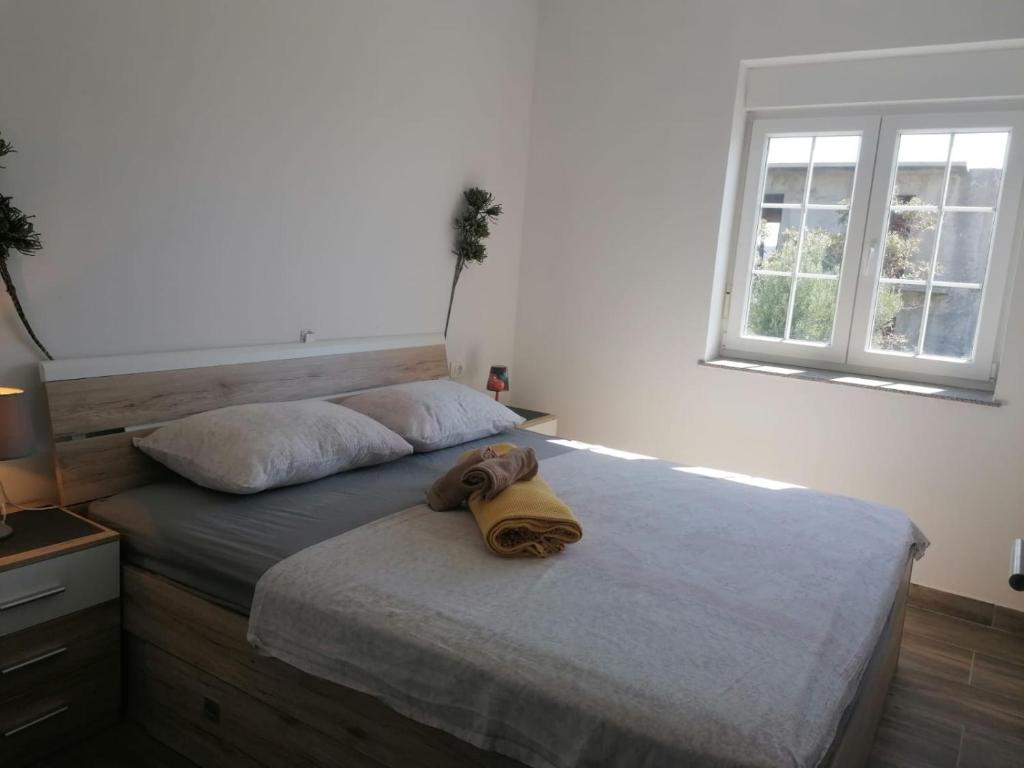 Postel nebo postele na pokoji v ubytování Apartments Luka