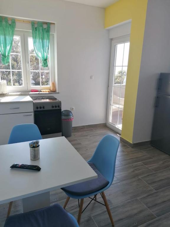 Kuchyň nebo kuchyňský kout v ubytování Apartments Luka