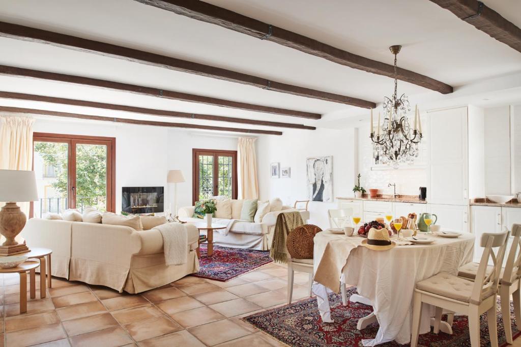 內爾哈的住宿－Balcon de Europa，客厅配有白色家具和桌子