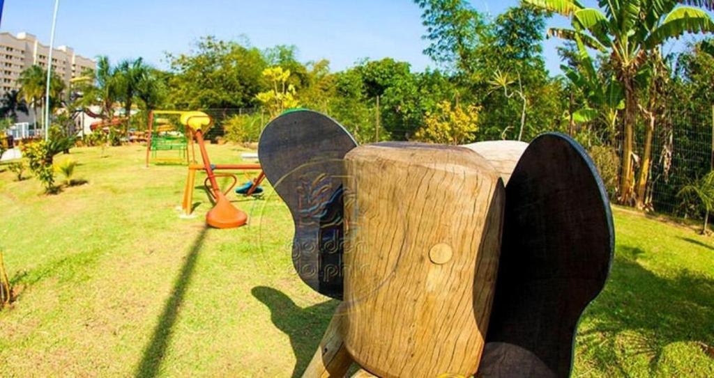 Um jardim em GOLDEN DOLPHIN Resort - Grand & Express - Caldas Novas - COM TV A CABO - Aguas Termais