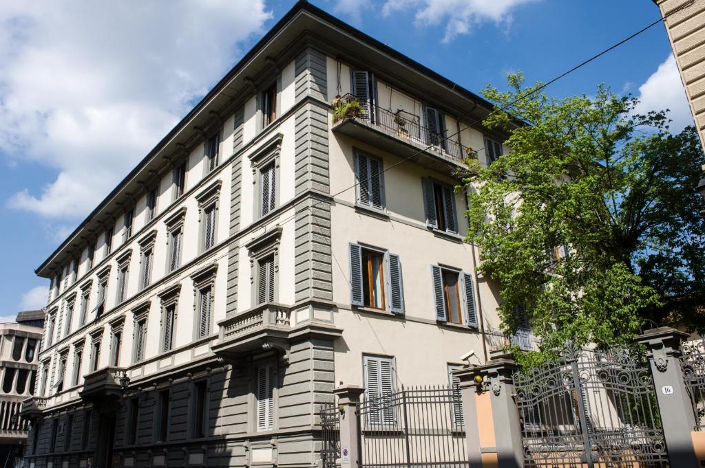 un edificio blanco con un balcón en el lateral. en Hotel Fiorita, en Florencia