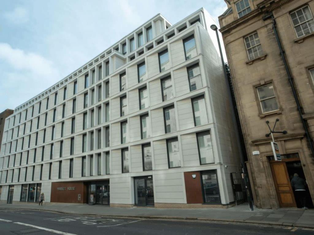 Stylish Ensuite Bedrooms with Private Bathroom and Fully-Equipped Studios at Market House in Newcastle - Housity