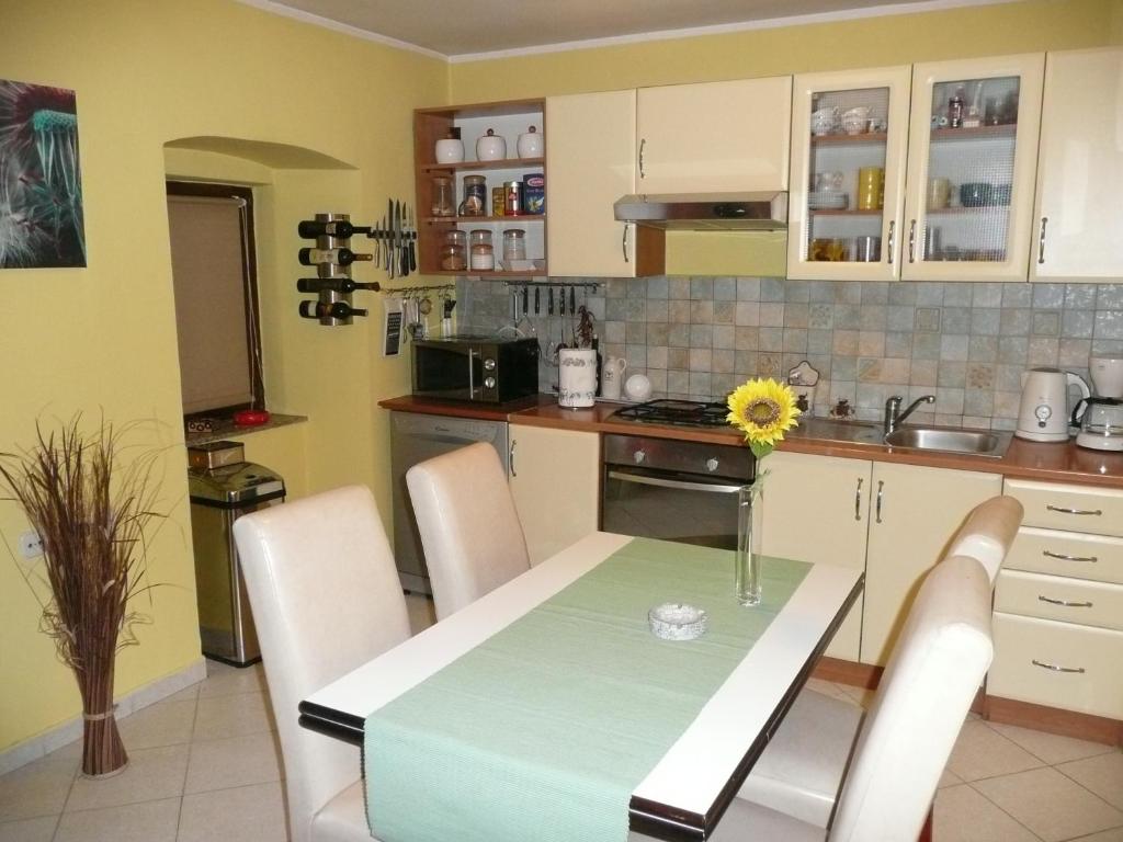 una cocina con una mesa con un jarrón. en Holiday Home Krasica, en Bakar