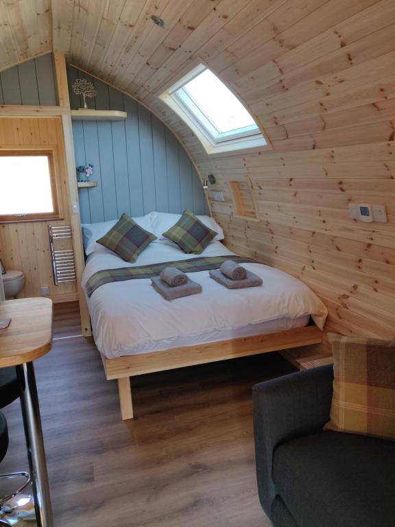 een slaapkamer met een bed in een blokhut bij Braeview Glamping in Eyemouth