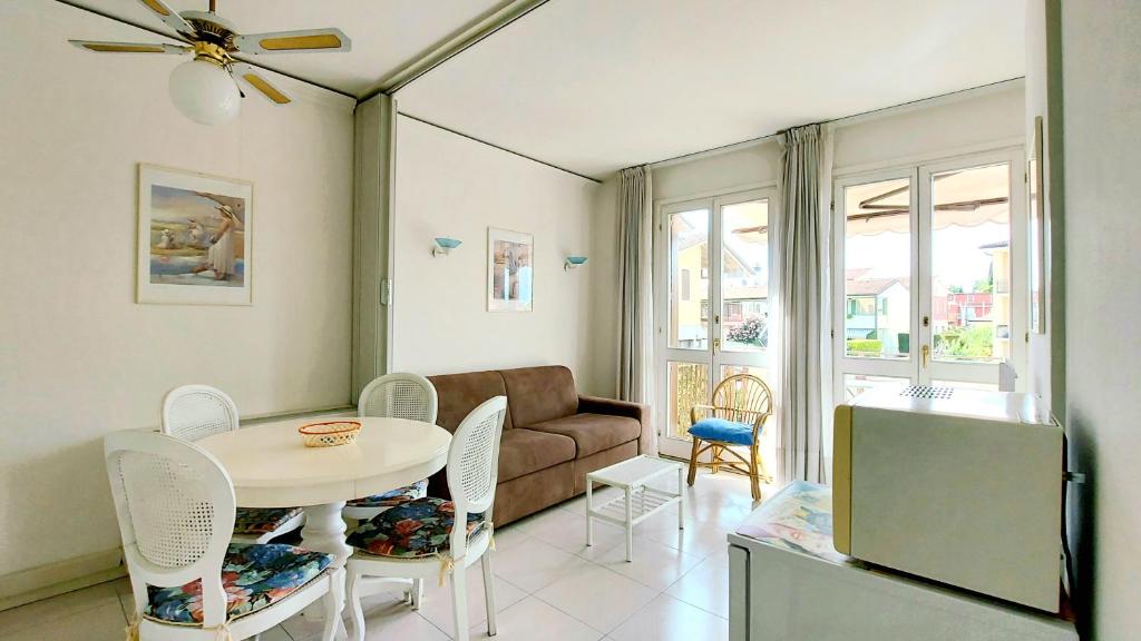 - un salon avec une table et un canapé dans l'établissement Foscolo POOL apartment, à Bardolino