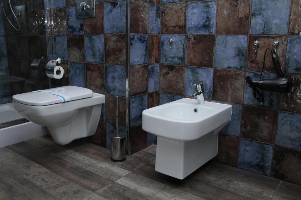 Ένα μπάνιο στο Chayka Home Hotel