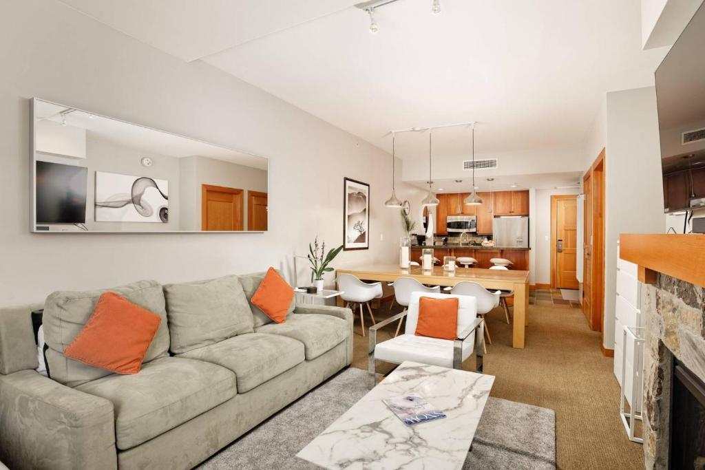 uma sala de estar e cozinha com um sofá e uma mesa em Capitol Peak 3209 em Snowmass Village