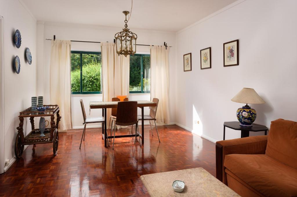 un soggiorno con tavolo e divano di Cister House ad Alcobaça