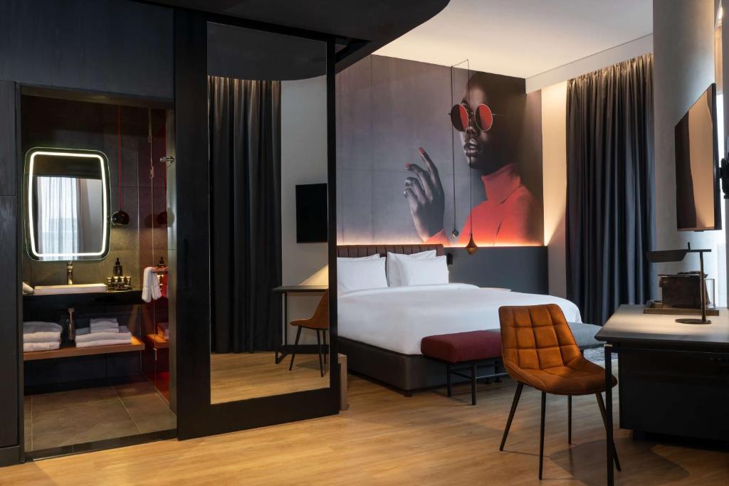 Cama ou camas em um quarto em Radisson RED Hotel Johannesburg Rosebank