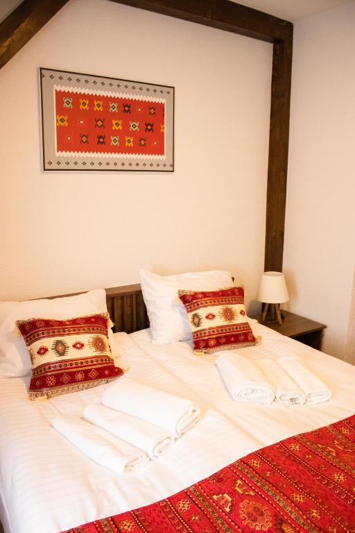Una cama o camas en una habitación de Apartments HAN Alifakovac-Sarajevo