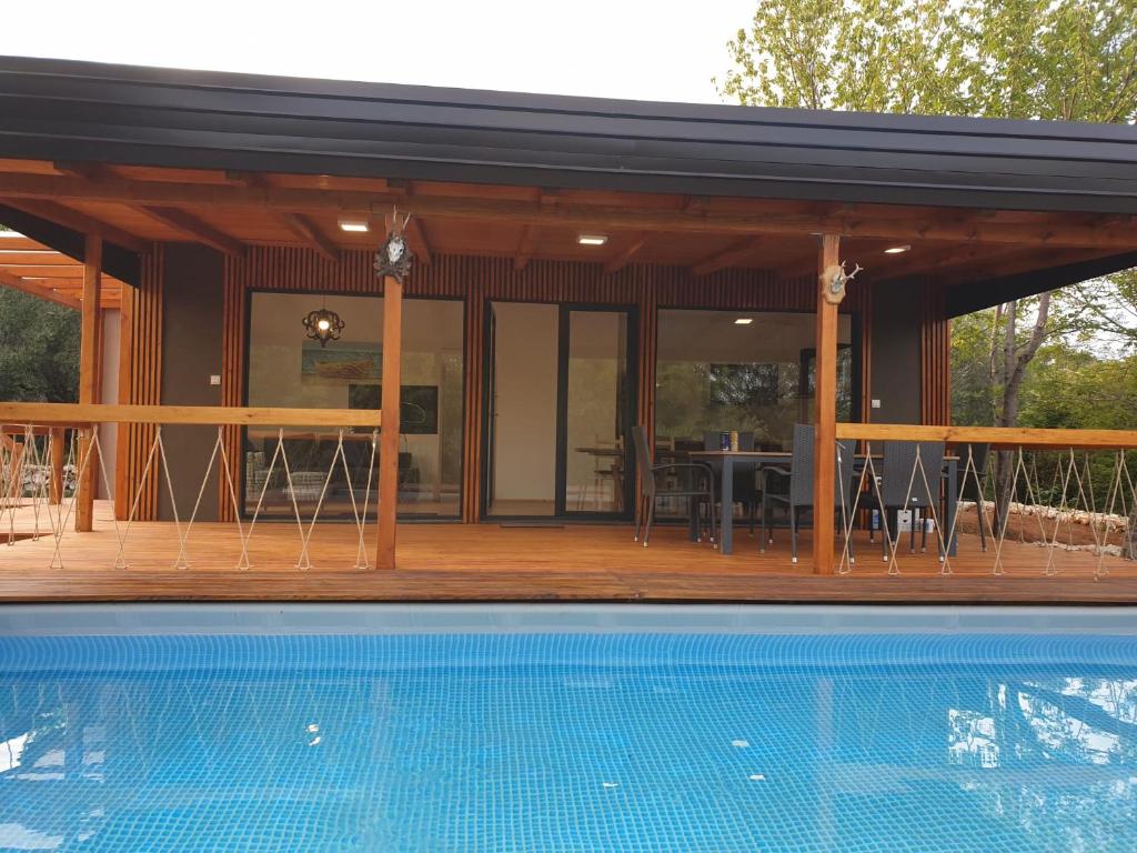 dom z tarasem i basenem w obiekcie Luxury mobile villa Melody w mieście Risika