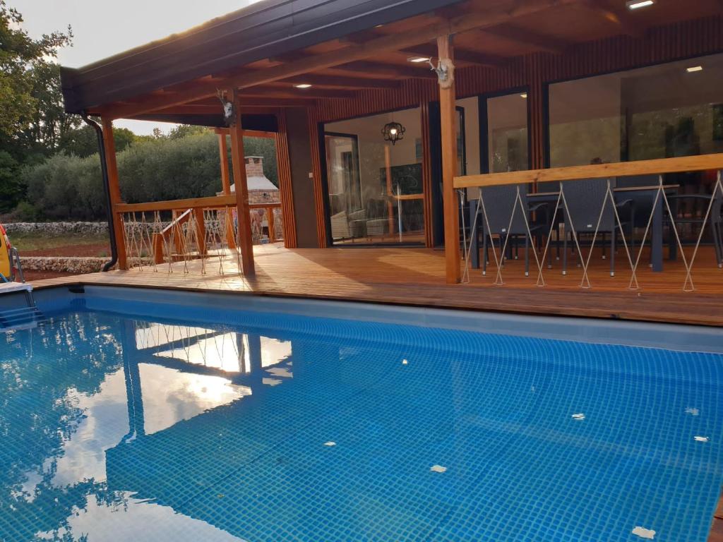 Bazén v ubytování Luxury mobile villa Melody nebo v jeho okolí