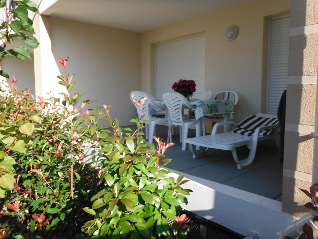 Il dispose d'une terrasse avec une table et des chaises. dans l'établissement Résidence L'éléphant, à Saint-Raphaël