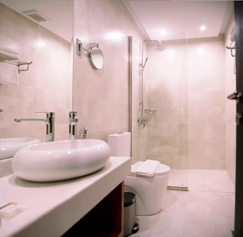 a bathroom with a sink and a toilet and a shower at Sultanate Jazan in Jazan