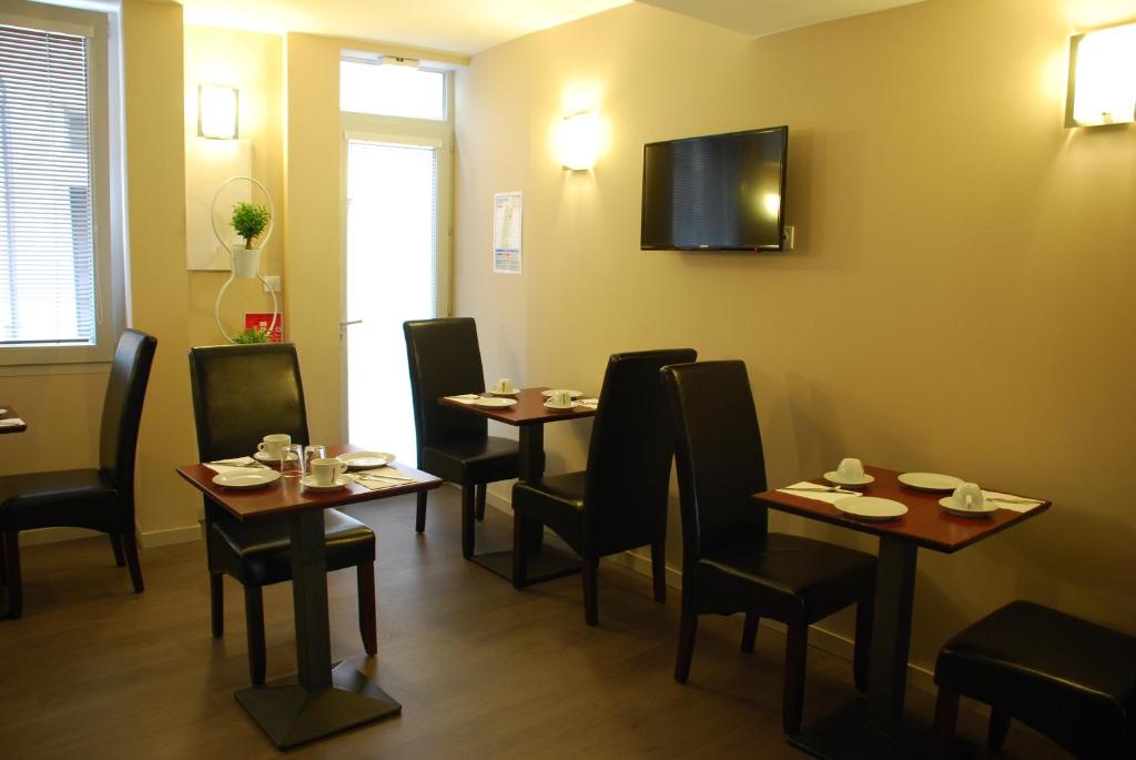 TV a/nebo společenská místnost v ubytování Ruthenium Hotel